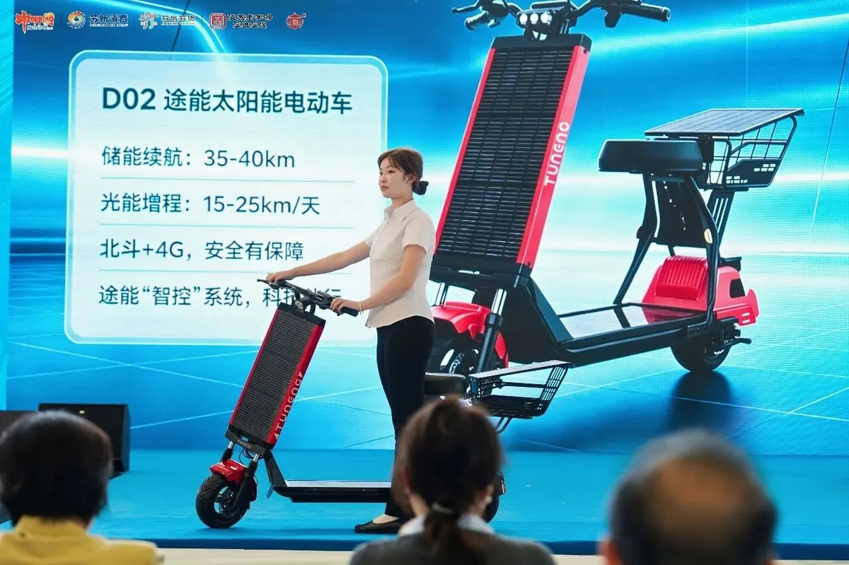 Laineng D02 solar tricycle specifications display panel showing 35-40km battery range and 15-25km per day solar range